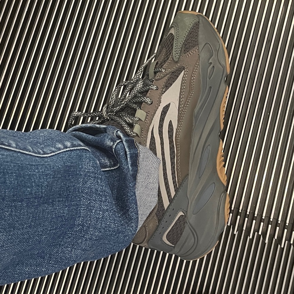 Yeezy 700 V2